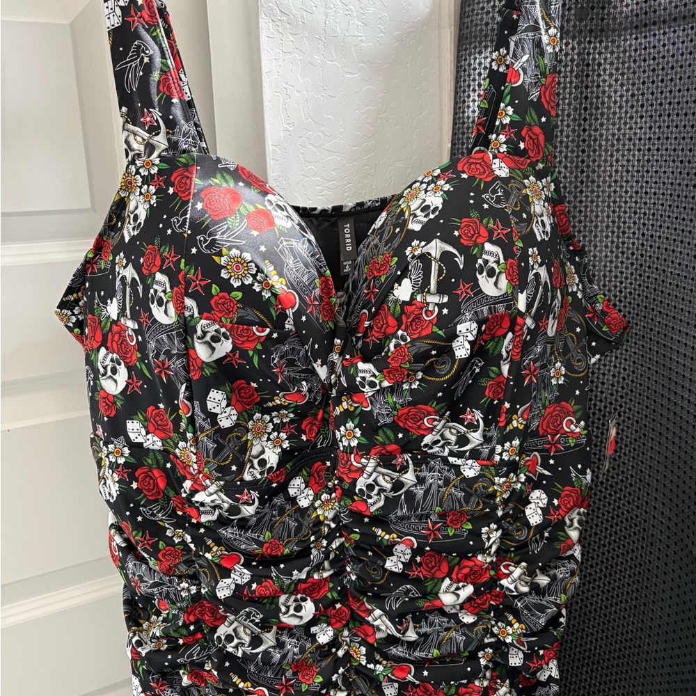 Torrid Size 6 DD/F Black Skull & Red Rose one-piece bathing suit - Picture 3 of 8